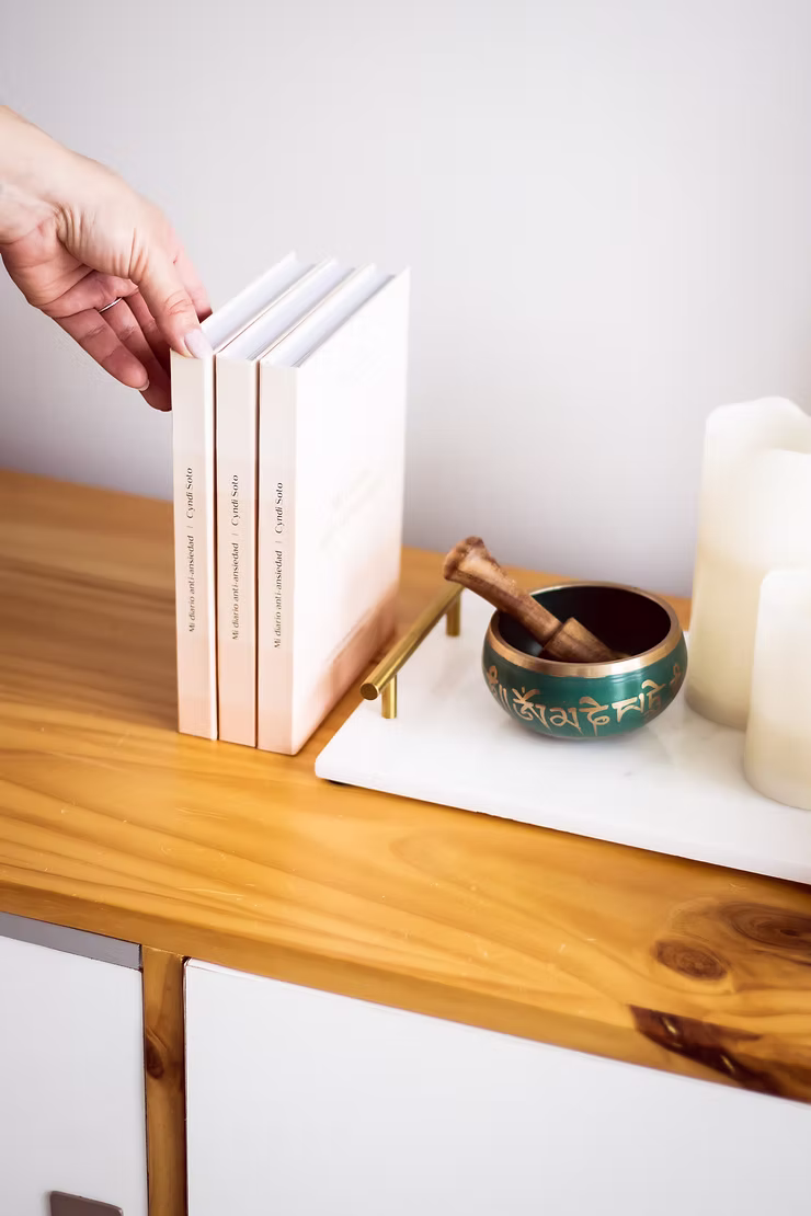 Libros apilados de Cyndi Soto sobre una mesa