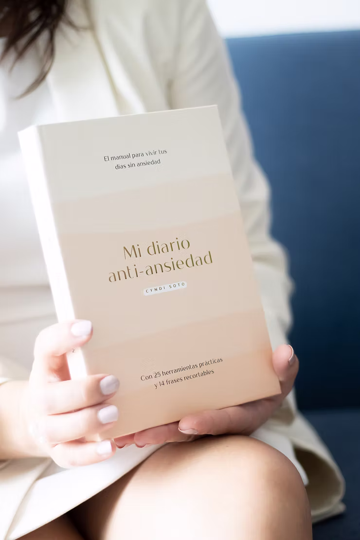 Manos sosteniendo el libro Mi diario anti-ansiedad